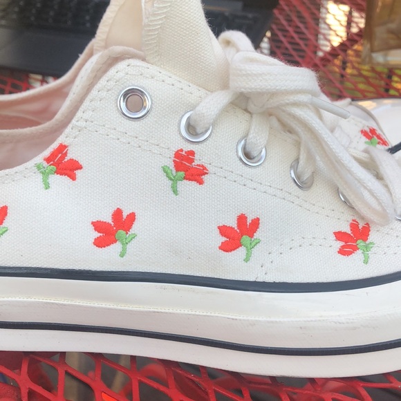 New CONVERSE CHUCK TAYLORS Cream Red Floral Stitched Tennies - Picture 10 of 12